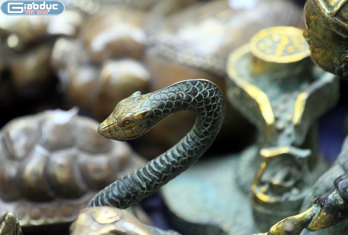 Giữa bạt ngàn các loại đổ cổ, đồ cũ, giả cổ đang xuất hiện ở phố cổ Hà Thành, hình ảnh những chú rắn đủ hình dáng, kích thước thu hút sự chú ý của người đi tìm "săn" đồ cổ